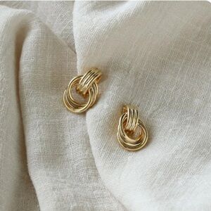 Gold knot loop earrings